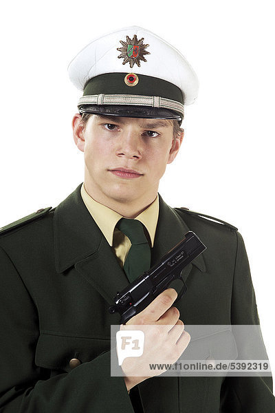 Junger Polizist mit Pistole