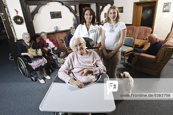 Im Altenheim  Pflegeheim  Bewohner und Pflegepersonal im Gemeinschaftsraum