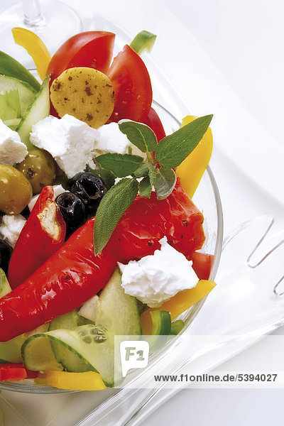 Griechischer Feta-Salat mit Schafskäse  Gurken  Tomaten  Oliven  Peperoni
