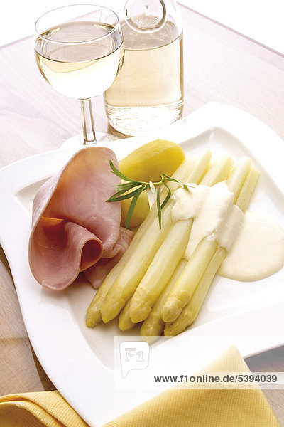 Spargel mit Sauce Hollandaise  gekochter Schinken  Kartoffeln  Weißwein