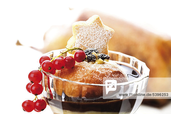 Bratapfel mit Schokosauce und Vanillesauce  dahinter unscharf gebratene Weihnachtsgans
