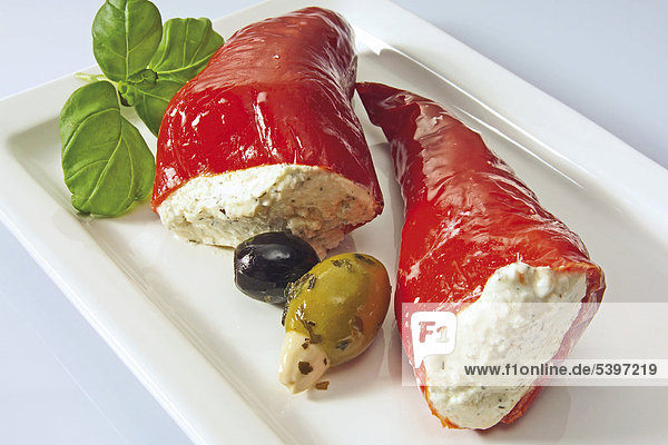 Gefüllte Paprika mit Schafskäse und Oliven