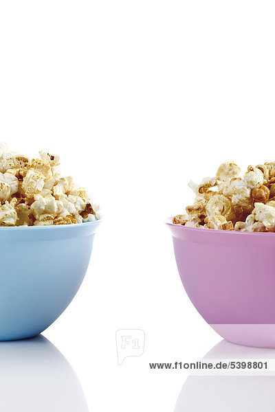 Popcorn in zwei bunten Plastikschälchen