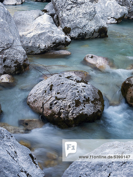 Felsbrocken und Steine im Flussbett der Soca im Socatal nahe Bovec  Triglav Nationalpark  Slowenien  Europa