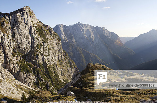 Blick von Mangart Pass auf das Bergpanorama der Julischen Alpen  Triglav Nationalpark  Slowenien  Europa