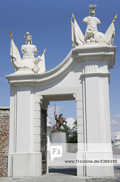 Torflügel zum Vorplatz der Burg mit Skulpturen  renovierte Burg von Bratislava  Slowakei  Europa