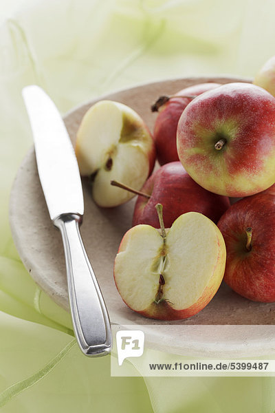 Äpfel in Schale mit Messer
