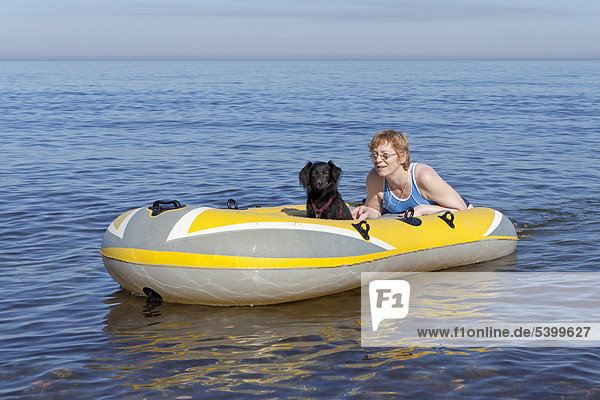 Frau mit Hund im Schlauchboot  Kühlungsborn-West  Mecklenburg-Vorpommern  Deutschland  Europa