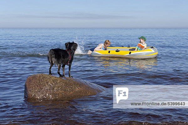 Mutter und Sohn im Schlauchboot  Hund schaut zu  Kühlungsborn-West  Mecklenburg-Vorpommern  Deutschland  Europa