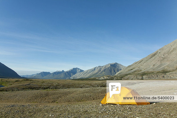 Expeditionszelt  arktische Tundra  Camping  hinten der Fluss Wind River und die Mackenzie Mountains  Peel Watershed  Yukon Territory  Kanada
