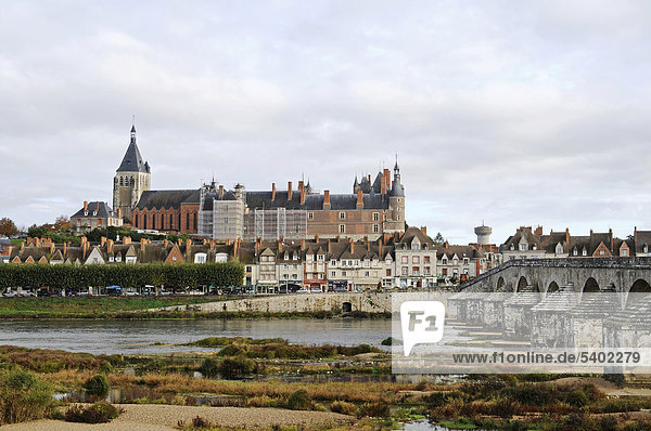 Chateau  Burg  Museum  Fluss Loire  Gien  Departement Loiret  Centre  Frankreich  Europa  ÖffentlicherGrund