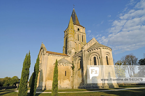 Eglise Saint Pierre Kirche  französischer Jakobsweg  Aulnay  Departement Charente-Maritime  Poitou-Charentes  Frankreich  Europa  ÖffentlicherGrund