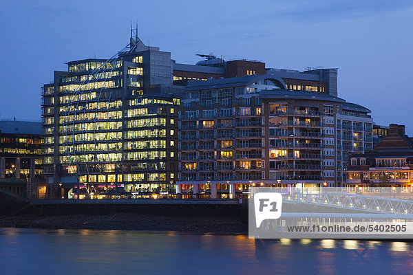 Europa Großbritannien Gebäude London Hauptstadt Fluss Themse Büro Nachbarschaft Abenddämmerung England modern
