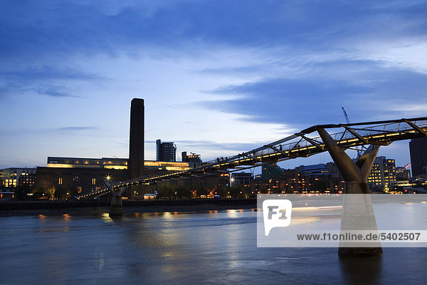 Millennium Fußgängerbrücke mit dem Museum Tate Modern am Südufer der Themse in der Abenddämmerung  London  England  Großbritannien  Europa