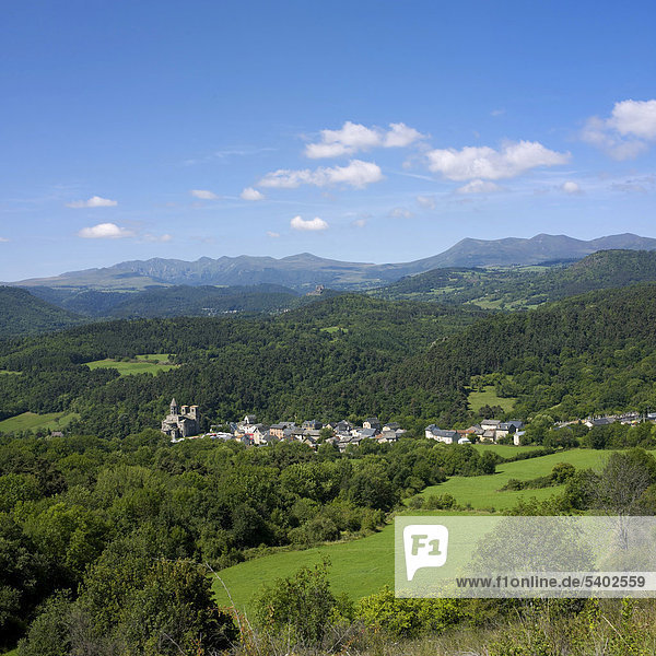 Das Dorf St Nectaire in der Auvergne  hinten das Sancy-Massiv  Auvergne  Frankreich  Europa