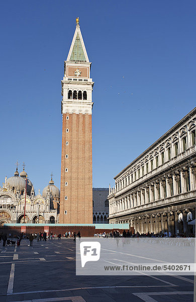 Markusplatz  Markusturm Campanile di San Marco  Campanile Glockenturm  Markusdom  Venedig  Italien  Europa