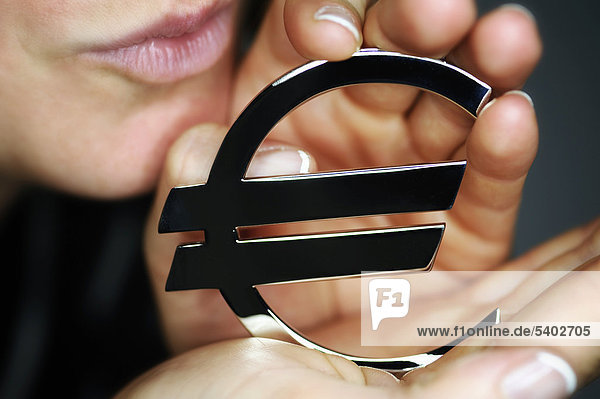Frau hält Eurozeichen  Symbolbild Eurokrise