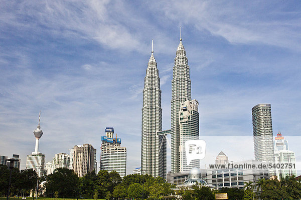 Malaysia  Kuala Lumpur  Stadt  Stadt  Skyline  Petronas Towers  Menara Tower  Blöcke von Wohnungen  Hochhäuser  Himmel  Architektur  Streckblasmaschine