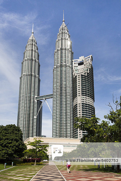 Asien  Malaysia  Kuala Lumpur  Stadt  Stadt  Petronas Towers  Architektur  Streckblasmaschine  Frau  Frau  Rückansicht  Kopftuch  Park  park