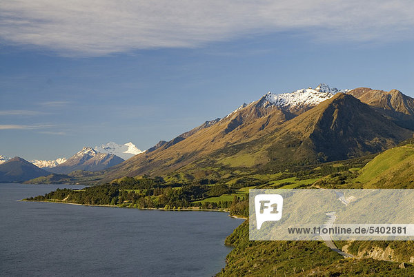 Straße am Ufer des Sees Lake Wakatipu entlang hinten die Neuseeländischen Alpen Südinsel Neuseeland