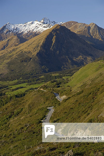Straße am Ufer des Sees Lake Wakatipu entlang  hinten die Neuseeländischen Alpen  Südinsel  Neuseeland