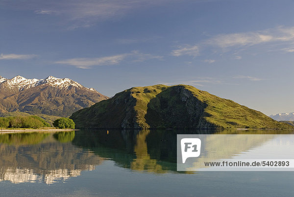 Berge der Neuseeländischen Alpen spiegeln sich im ruhigen Wasser des Sees Lake Wanaka  Südinsel  Neuseeland