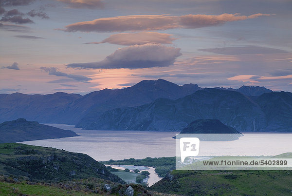 Abendhimmel und die Berge rund um den See Lake Wanaka  vom Diamond Lake Aussichtspunkt aus gesehen  Südinsel  Neuseeland