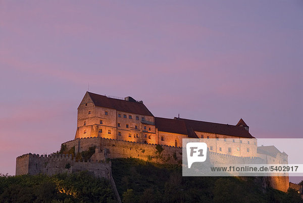 Die beleuchtete Burg zu Burghausen am Abend  Oberbayern  Deutschland  Europa
