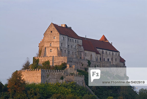 Burg zu Burghausen im warmen Abendlicht  Oberbayern  Deutschland  Europa