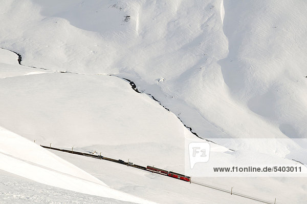Glacier Express am Oberalppass  Schnee  Andermatt  Uri  Schweiz  Europa Kanton Uri