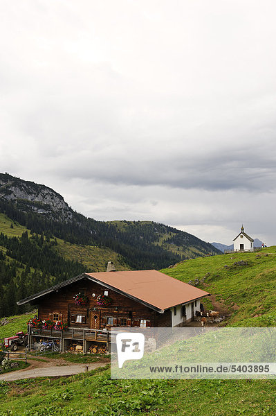Alm mit Kapelle auf der Ackernalm  Tirol  Österreich  Europa