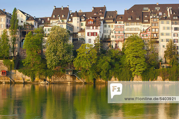 Europa Wohnhaus Gebäude Stadt Spiegelung Großstadt fließen Fluss Altstadt Morgendämmerung Basel Schweiz Morgenlicht