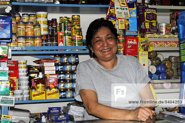 Verkäuferin in einem Lebensmittelladen  San Juan del Sur  Nicaragua  Zentralamerika