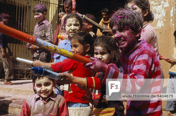 Kids spraying coloured water at the Holi festival  Vrindaban  Uttar Pradesh  India  Asia
