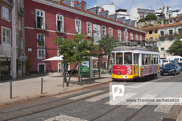 Straßenbahn in einer Straße im Alfama Viertel  Lissabon  Portugal  Europa