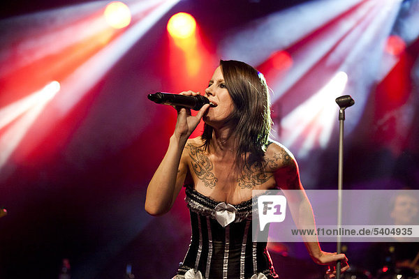 Nicole Kammermann  Sängerin der Schweizer Pop- und Rockband Redwood  live in der Schüür Luzern  Schweiz  Europa