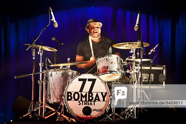 Schlagzeuger Esra Buchli von der Schweizer Band 77 Bombay Street  live in der Schüür Luzern  Schweiz  Europa