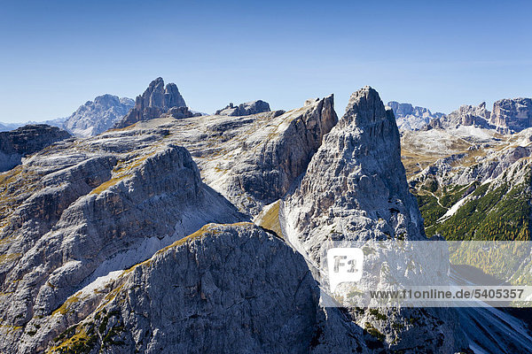 Blick vom Alpinisteig auf den Einser  hinten die Drei Zinnen  unten das Fischleintal  Val Fiscalina  Sexten  Hochpustertal  Dolomiten  Südtirol  Italien  Europa