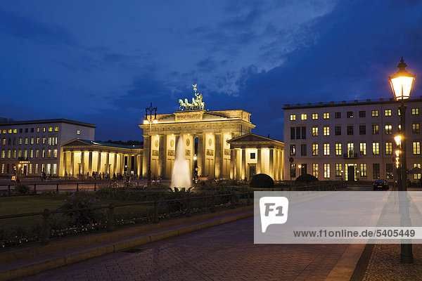 Brandenburger Tor  Nachtaufnahme  Berlin  Deutschland  Europa