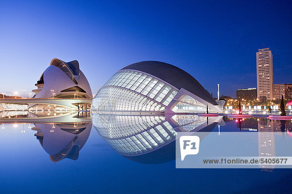 Spanien  Europa  Valencia  Stadt der Künste und Wissenschaften  Calatrava  Architektur  Modern  Hemisferic  Palast der Künste  Wasser Abend
