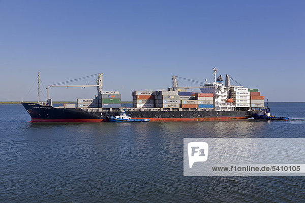 Containerschiff mit zwei Schlepper Ankunft im Hafen von Corinto  Nicaragua