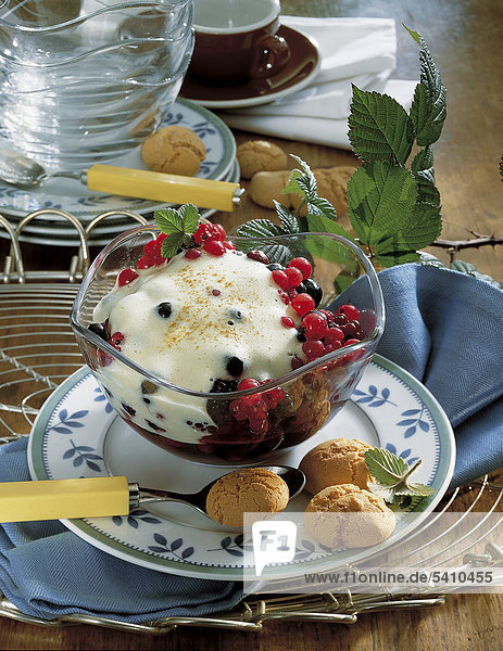 Zabaione mit Beeren, Italien, Rezept gegen Gebühr erhältlich