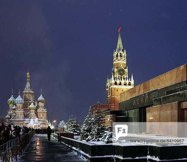 Moskau  Russland  Russische  rotes Quadrat  Kreml  Basilius Kathedrale  Kirche  Kuppel  Kuppeln  Kuppel  Kuppeln  St. Basils  Turm  Türme  Nacht  Abend  Nite  Ost-Europa  Europäische  Stadt  Stadt  Winter  Schnee