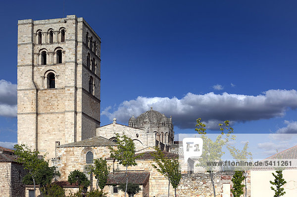Europa  Europäische  Reisen  Reiseziele  Iberische Halbinsel  Mittelmeer-Land  Südeuropa  Spanien  Spanisch  Städte  Stadt  Turm  Kathedrale  Zamora  romanische Architektur  Bauwirtschaft  Kirche  Kastilien und Leon