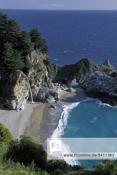 Wasserfall Meer Klippen Bucht Türkis Gewässer Pazifikküste Julia Pfeiffer Burns State Park Highway 1 Big Sur Kalifornien USA USA America