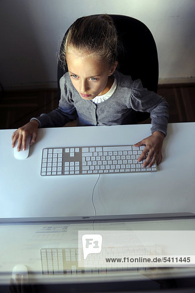 Girl  9 years  with an iMac computer