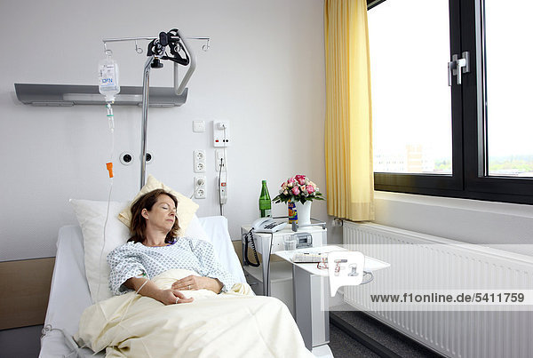 Patientin im Krankenbett hängt am Tropf  Infusionslösung  Krankenhaus