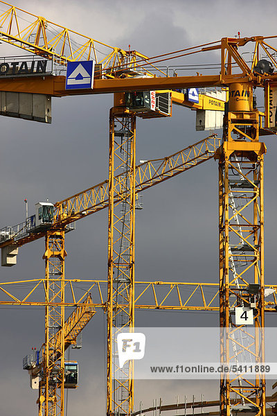 Baukräne des Baukonzerns Hochtief auf einer Großbaustelle  Landesarchiv NRW  im Innenhafen von Duisburg  Nordrhein-Westfalen  Deutschland  Europa
