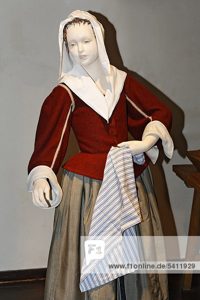 Historische Dienstmagd mit Haube  kostümierte Figur  Museum Kasteel Hoensbroek  Provinz Limburg  Niederlande  Europa