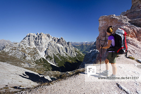 Wanderer unterhalb vom Büllelejoch  beim Aufstieg zum Paternkofel  hinten die Dreischusterspitze  unten das Altensteintal  Sexten  Hochpustertal  Dolomiten  Südtirol  Italien  Europa